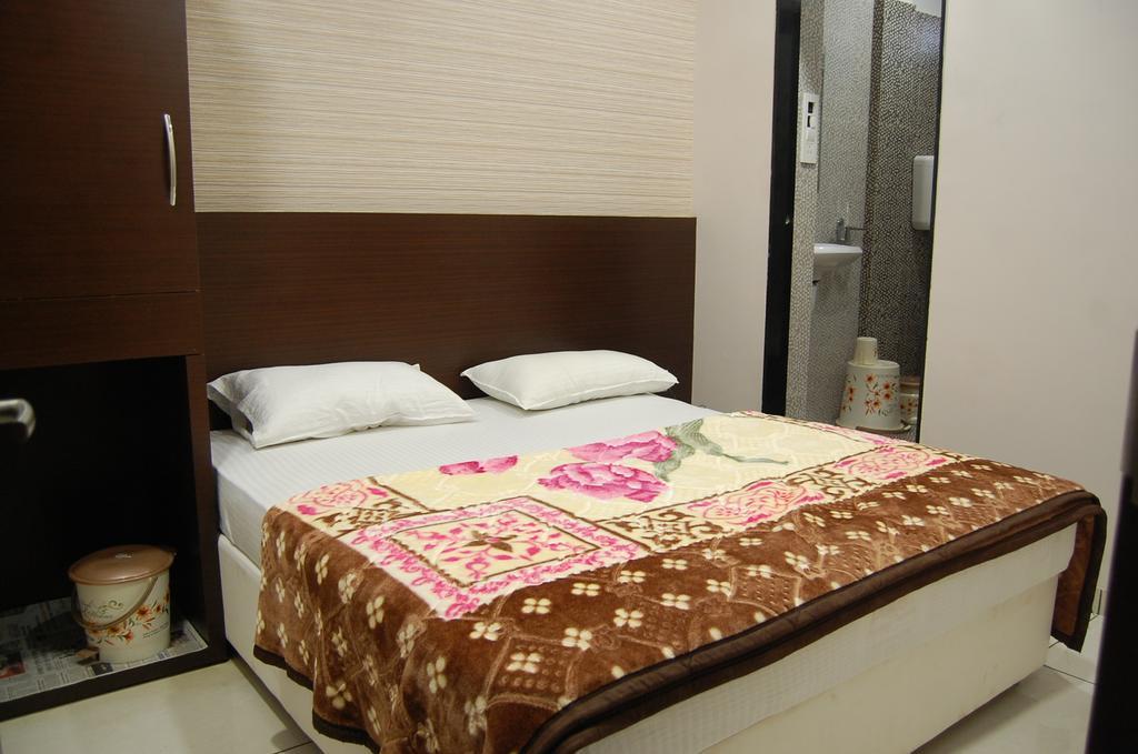 Hotel Poonam Palace Ujjain Værelse billede