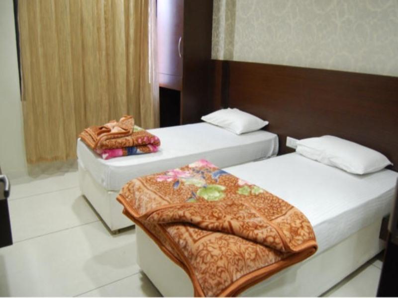 Hotel Poonam Palace Ujjain Eksteriør billede