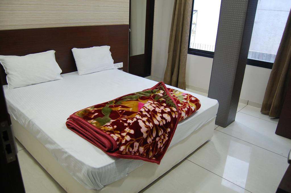 Hotel Poonam Palace Ujjain Eksteriør billede