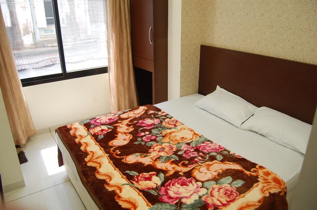 Hotel Poonam Palace Ujjain Eksteriør billede