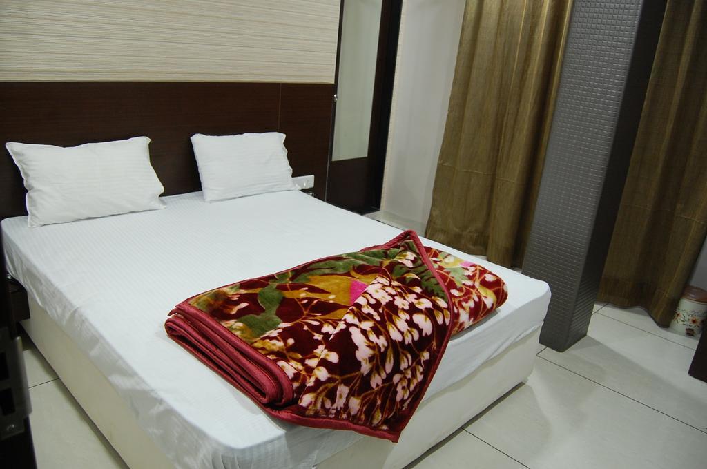 Hotel Poonam Palace Ujjain Eksteriør billede