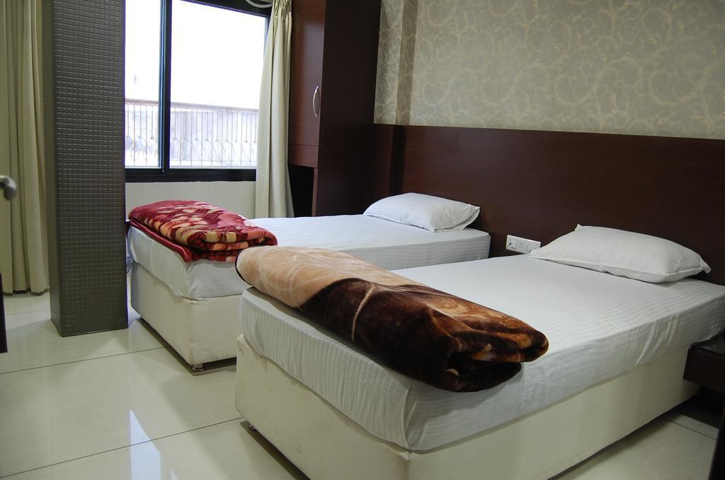 Hotel Poonam Palace Ujjain Eksteriør billede